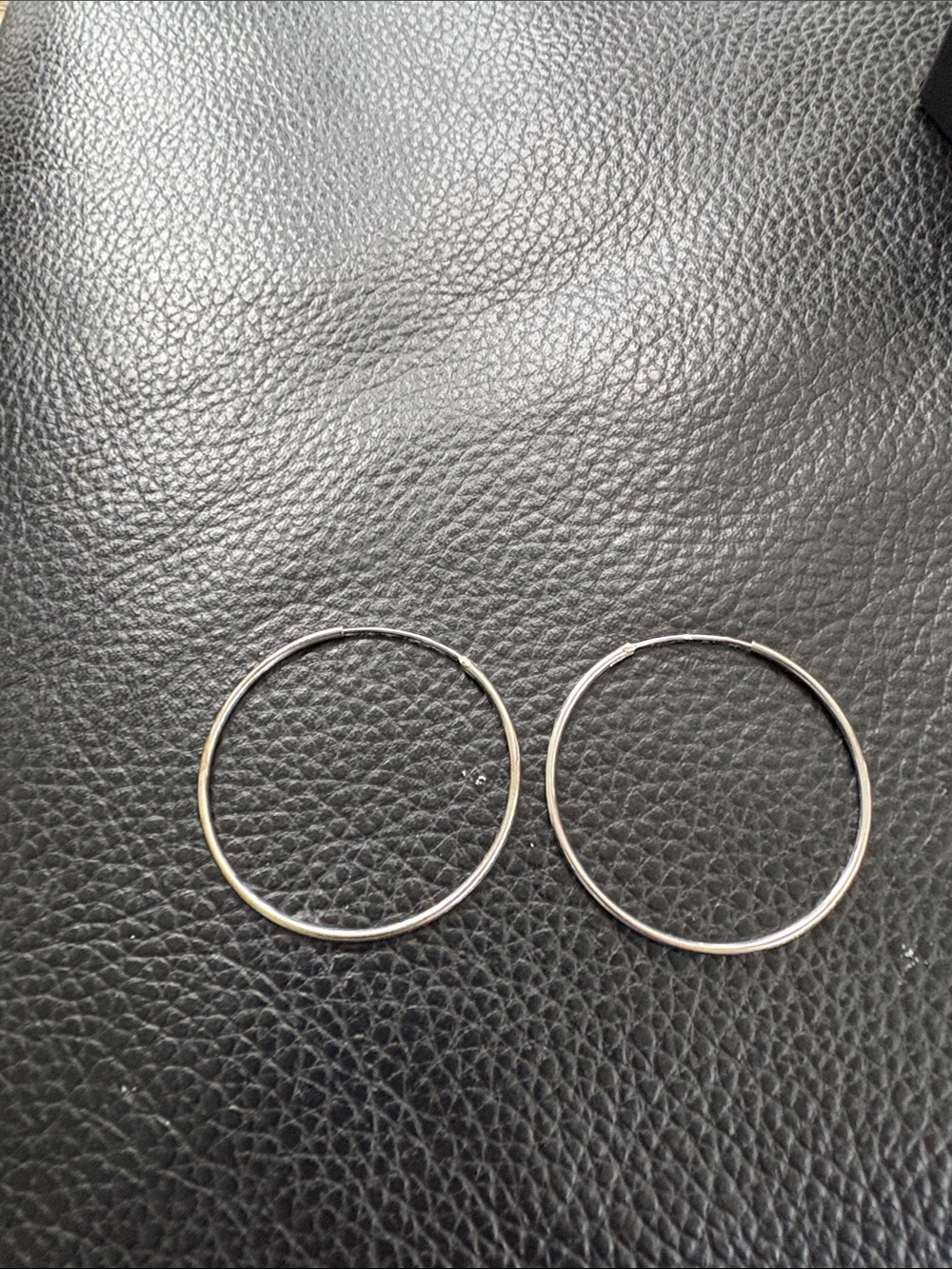 Sterling silver Lightweight Polished Classic Timeless Hoop Earnings. Brand New